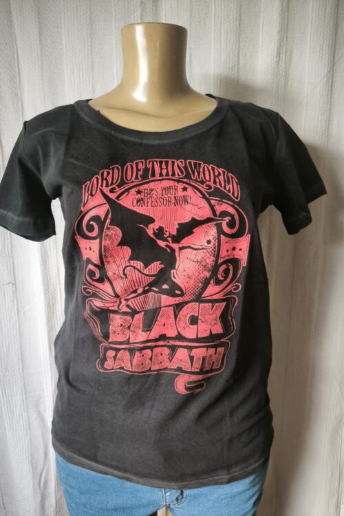 Black Sabbath Letras vermelhas Fem/Estonada (STAMP)